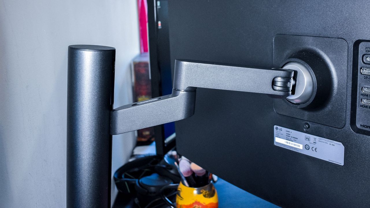 LG UltraFine Ergo 32UN880-B 32″ 4K